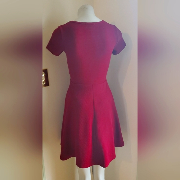 Pretty 50s Styled Red Dress - Picture 2 of 4